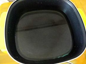 锅里坐水烧开，加入盐。