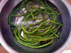 过凉开水，沥干。