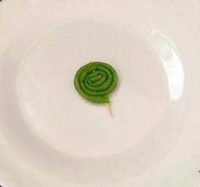 在把它卷成棒棒糖的形状，用牙签固定好。