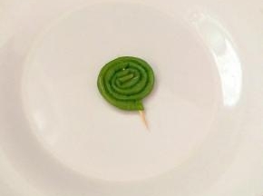 在把它卷成棒棒糖的形状，用牙签固定好。