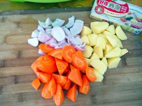 土豆，洋葱，胡萝卜切块。