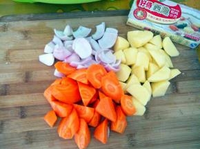 土豆，洋葱，胡萝卜切块。