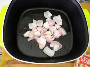 热锅倒油，下洋葱炒香。