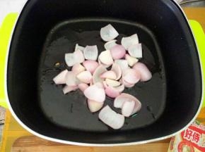 热锅倒油，下洋葱炒香。