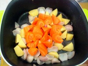 依次放入土豆，胡萝卜翻炒个两分钟。