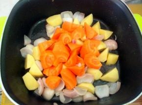 依次放入土豆，胡萝卜翻炒个两分钟。