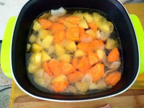 加入一碗的清水，盖上盖子中火闷煮个七八分钟，将其煮熟。