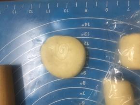 拿出一个面团压扁，捏成碗状