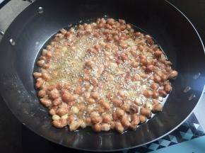 慢慢的就开始起泡了；中途用筷子搅动；