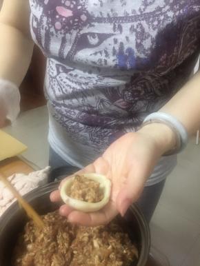 包入肉馅，包圆，收口向下，尽量不要漏