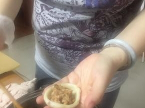 包入肉馅，包圆，收口向下，尽量不要漏