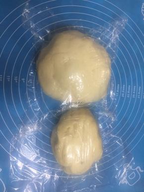 大的是面包机和好的油皮，小的是手和的酥皮，醒面20分钟