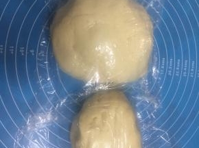 大的是面包机和好的油皮，小的是手和的酥皮，醒面20分钟