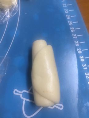 卷起再擀开，再卷起