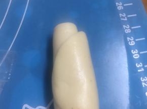 卷起再擀开，再卷起