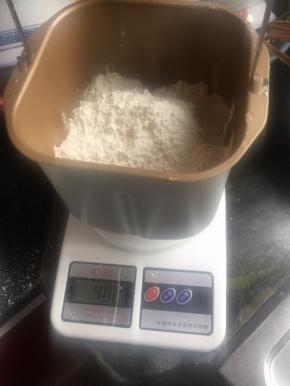 将油皮材料按先液体后固体放入面包机，和面一次十分钟