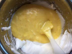 将蛋黄糊倒回蛋白盆中搅拌均匀，应快速，避免消泡