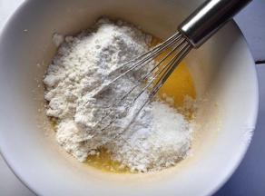 放入椰蓉，筛入低粉和泡打粉，搅拌均匀