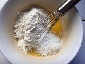 放入椰蓉，筛入低粉和泡打粉，搅拌均匀