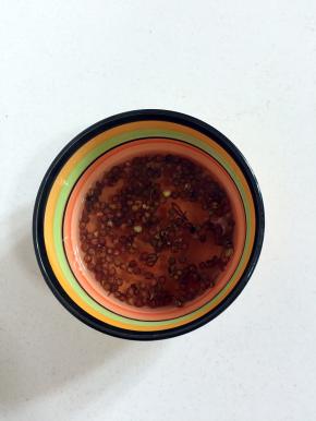 花椒用开水冲泡片刻过滤，只留花椒水！