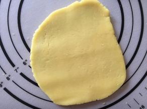 将面团拿出，分出一份擀成面皮的，不要太薄了哦