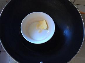 现在来做椰蓉馅，将黄油，牛奶喝糖放在一起，隔热水融化