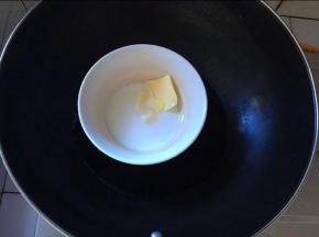 现在来做椰蓉馅，将黄油，牛奶喝糖放在一起，隔热水融化