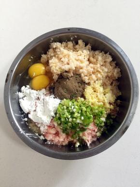 五花肉丁用料理机搅拌成肉糜，藕丁也用搅拌机打碎，加入料酒2勺，胡椒粉2勺，玉米淀粉2勺，鸡蛋2个，盐1勺，香油1勺，姜末2勺，白糖1勺，花椒水1勺，葱末，家乐鸡粉2勺，朝着一个方向搅拌上劲儿！