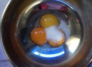 蛋黄加入白砂糖搅拌均匀