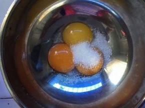 蛋黄加入白砂糖搅拌均匀