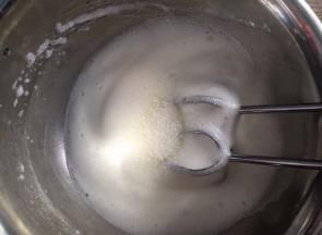 打发至粗泡消失，放入三分之一糖继续高速打发