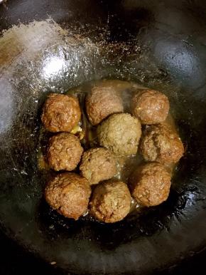 大火煮开后转小火慢慢的炖煮40分钟即可！