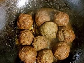 大火煮开后转小火慢慢的炖煮40分钟即可！