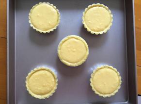 倒入椰蓉馅，放入预热好的烤箱中层150度，25分钟