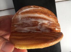 中间抹上沙拉酱，折叠