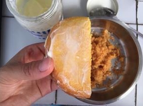 外面也抹上沙拉酱，粘上肉松就可以了