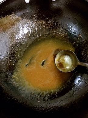 留少许汤汁儿，用玉米淀粉薄薄的勾一下芡！浇在狮子头上，色泽更好，味道也更浓！