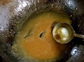 留少许汤汁儿，用玉米淀粉薄薄的勾一下芡！浇在狮子头上，色泽更好，味道也更浓！