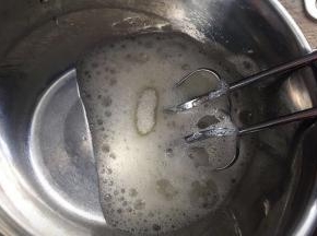 用电动打蛋器打发，低速打发至粗泡的时候，放入三分之一的糖，中速继续打发