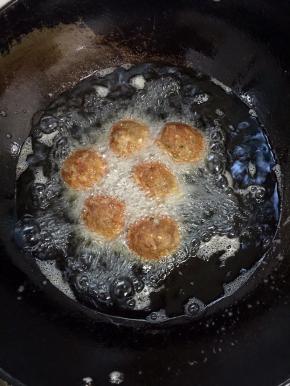 锅烧热倒入适量的油烧至七成热，放入团好的肉丸，中火慢慢的炸！