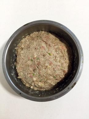 搅拌好的馅儿料放在冰箱冷藏20分钟！让其充分入味儿！