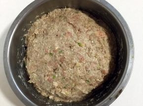 搅拌好的馅儿料放在冰箱冷藏20分钟！让其充分入味儿！