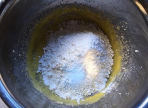 筛入低粉搅拌均匀