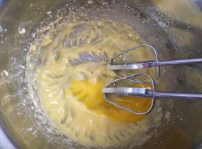 黄油打发至蓬松状态，放入鸡蛋液，分三次放入，继续打发均匀