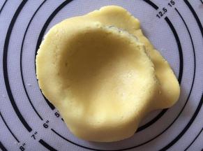 将面皮放入膜具中，去掉边缘多余的面皮