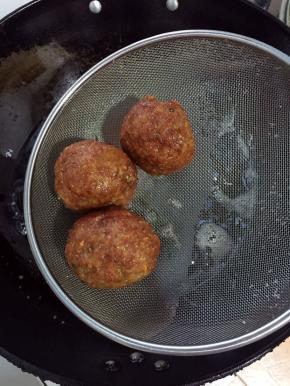 炸至肉丸表面呈金黄色即可捞出控油备用！