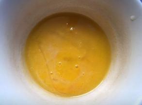 放入鸡蛋液，搅拌均匀