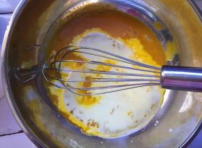 加入玉米油和牛奶，搅拌均匀