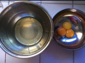 将蛋白和蛋黄分离，蛋白盆里应无油无水