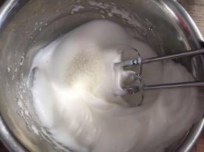 打发至有纹路状态，放入最后的白砂糖继续高速打发